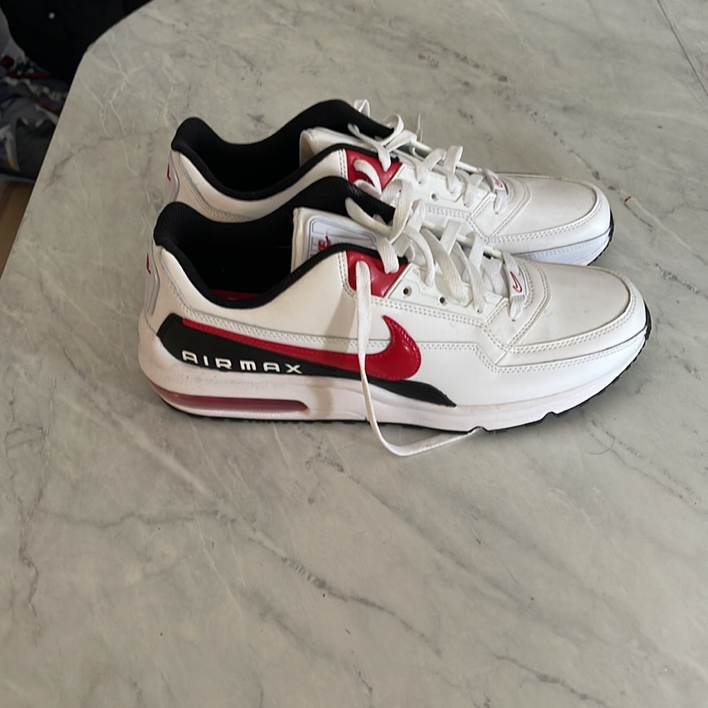 Practically brand new size 11 Nike Airmax shoes. Worn once, still New conditon - Picture 3 of 5